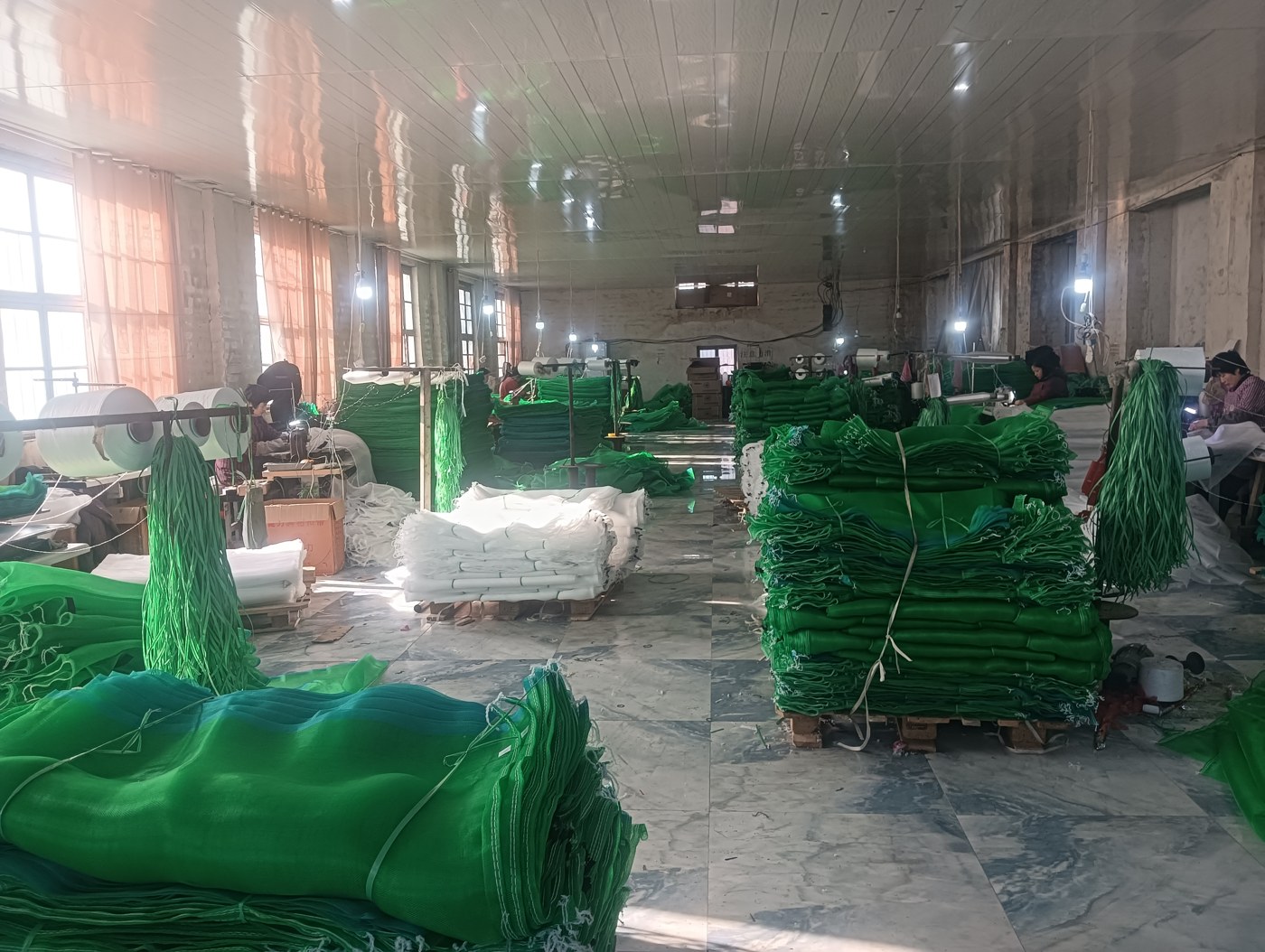 Luxin Net workshop producing green agricultural mesh netting for protection bag orders