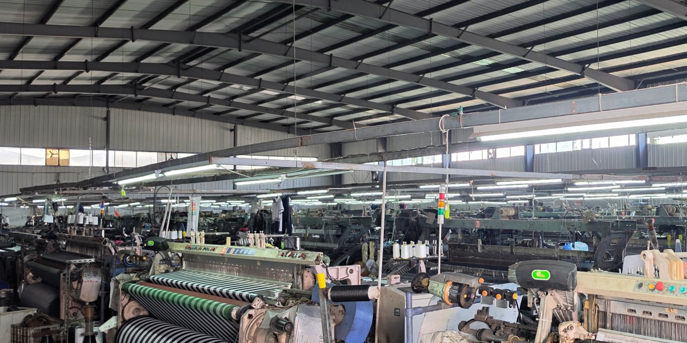 Luxin Net weaving workshop with looms producing agricultural mesh netting rolls